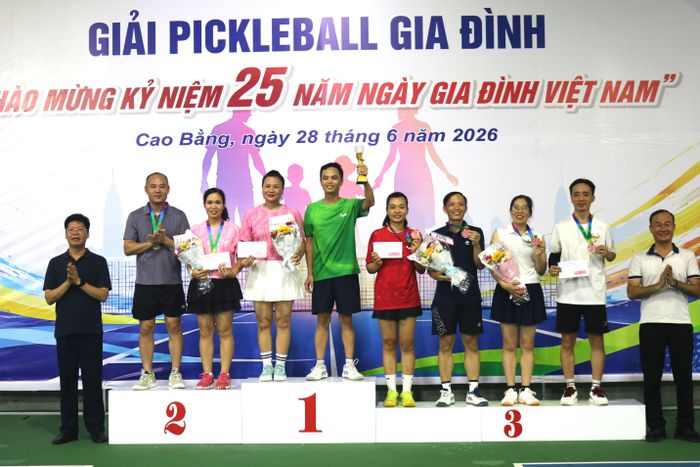 Ban Tổ chức trao giải cho các cặp vận động viên đạt thành tích xuất sắc tại giải.