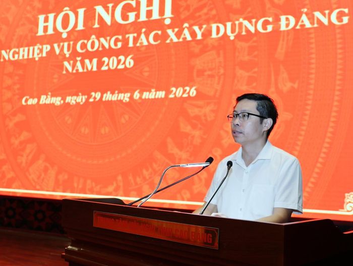 Đồng chí Vũ Khắc Quang, Ủy viên Ban Thường vụ Tỉnh ủy, Phó Chủ tịch Thường trực Ủy ban MTTQ tỉnh, Phó Bí thư Thường trực Đảng ủy các cơ quan Đảng tỉnh phát biểu tại hội nghị.