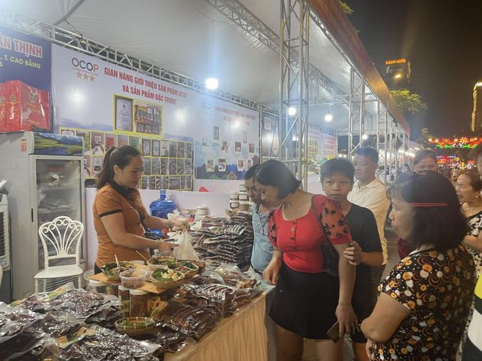 Các đơn vị, địa phương tổ chức gian hàng giới thiệu sản phẩm nhằm kết nối giao thương, quảng bá sản phẩm.