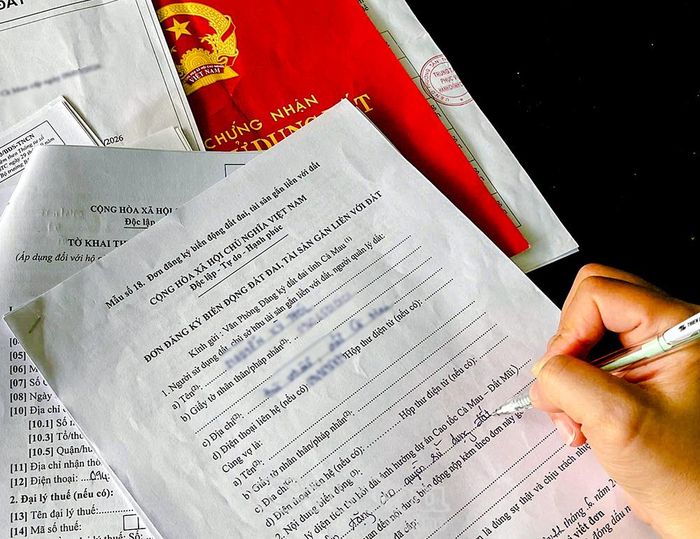 Người dân thực hiện thủ tục cấp đổi Giấy chứng nhận quyền sử dụng đất tại cơ quan chức năng. (Ảnh minh hoạ: Nguyễn Thành)