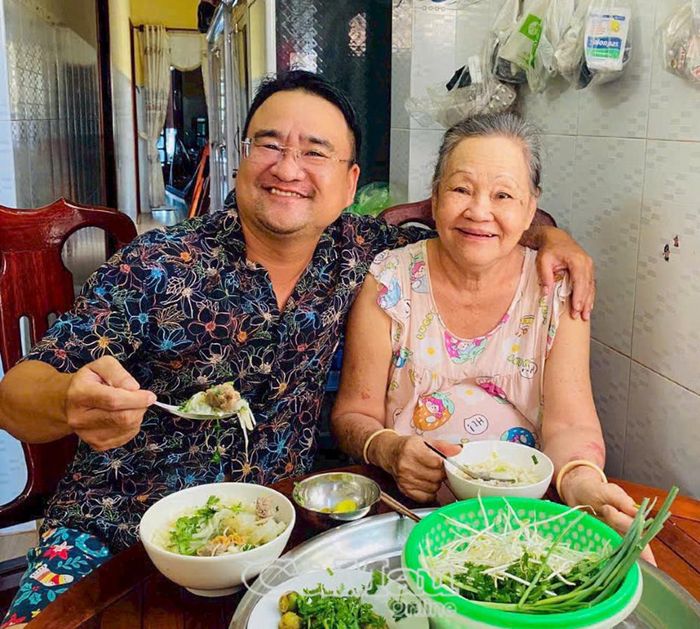 Hai má con vui cười với món bún mà vợ vô bếp nấu cho má ăn.