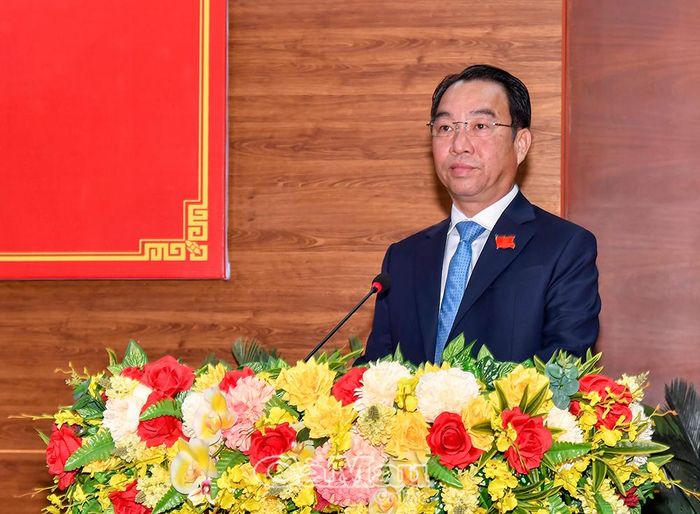 Đồng chí Lữ Quang Ngời, Phó Bí thư Tỉnh ủy, Chủ tịch UBND tỉnh, trình bày báo cáo tình hình thực hiện Nghị quyết của HĐND tỉnh về kế hoạch phát triển kinh tế - xã hội 6 tháng đầu năm; nhiệm vụ, giải pháp 6 tháng cuối năm 2026.