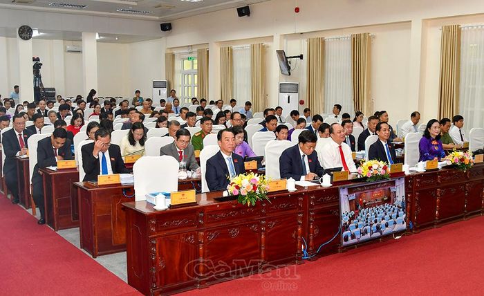 Các đồng chí lãnh đạo tỉnh, đại biểu Quốc hội và đại biểu HĐND tỉnh tham dự Kỳ họp thứ 4 HĐND tỉnh khóa XI.