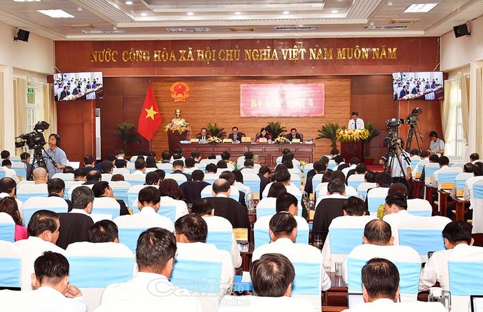 Đại biểu tham dự Kỳ họp thứ 4 HĐND tỉnh khóa XI.