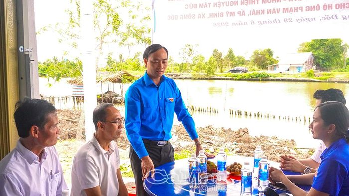 Đồng chí Phạm Tuấn Tài, Ủy viên Ban Chấp hành Trung ương Đoàn, Phó Chủ tịch Ủy ban MTTQ Việt Nam tỉnh Cà Mau, Bí thư Tỉnh đoàn, chúc mừng và động viên gia đình ông Phạm Văn Khái tiếp tục vươn lên trong cuộc sống.