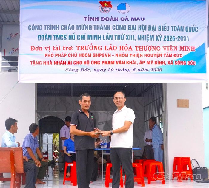 Ông Huỳnh Trang, đại diện các nhà tài trợ tại Thành phố Hồ Chí Minh, trao tặng gia đình ông Phạm Văn Khái phần quà trị giá 10 triệu đồng.