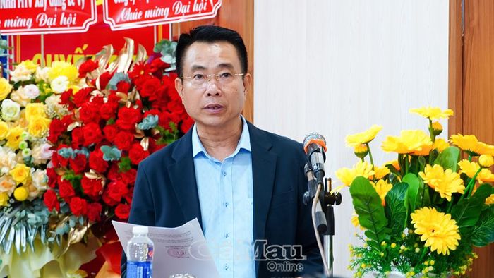 Ông Hồ Tấn Luật, Chủ tịch HĐQT Công ty Cổ phần Cấp nước Cà Mau, thông qua báo cáo hoạt động của HĐQT năm 2025 và kế hoạch, định hướng năm 2026.