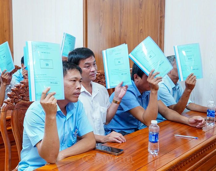 Các cổ đông biểu quyết thông qua các nội dung tại Đại hội.