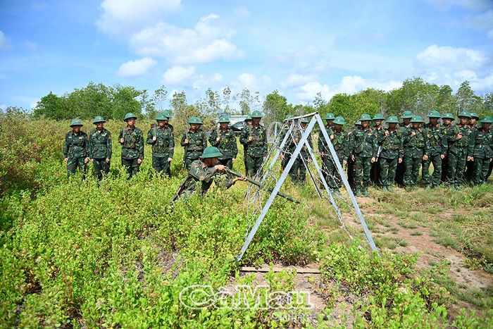 Với phương châm huấn luyện "cơ bản, thiết thực, vững chắc", công tác huấn luyện chiến sĩ mới đạt nhiều kết quả tích cực.