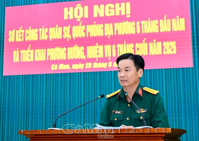 Đại tá Nguyễn Minh Quí, Phó Chỉ huy trưởng kiêm Tham mưu trưởng Bộ CHQS tỉnh, báo cáo kết quả công tác quân sự, quốc phòng địa phương 6 tháng đầu năm 2026.