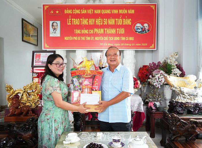Phó Giám đốc Sở Nội vụ Trần Yến Hòa trao quà của Tỉnh ủy, HĐND, UBND, Ủy ban MTTQ Việt Nam tỉnh Cà Mau tặng đồng chí Phạm Thành Tươi, nguyên Phó Bí thư Tỉnh ủy, nguyên Chủ tịch UBND tỉnh (ngụ phường Tân Thành)