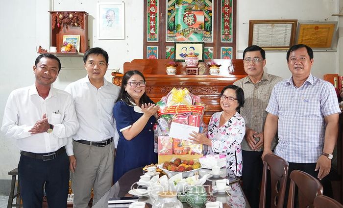 Đến thăm bà Nguyễn Việt Nâu, thương binh 4/4, người hoạt động kháng chiến bị địch bắt tù đày (Xã Hồ Thị Kỷ), Phó Giám đốc Sở Nội vụ Trần Yến Hòa trao tặng phần quà của Tỉnh ủy, HĐND, UBND, Ủy ban MTTQ Việt Nam tỉnh Cà Mau.