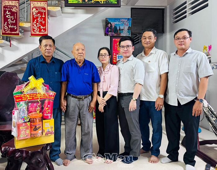 Đoàn công tác thăm hỏi, tặng quà ông Tạ Minh Phú, thương binh, cán bộ hưu trí, hiện đang sinh sống trên địa bàn phường Giá Rai.