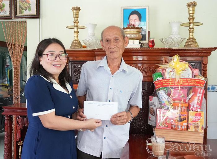 Phó Giám đốc Sở Nội vụ Trần Yến Hòa trao quà cho ông Lê Văn Lẹ, người hoạt động kháng chiến bị nhiễm chất độc hóa học (Xã Hồ Thị Kỷ).