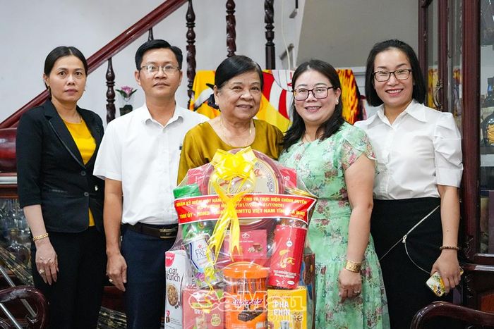 Đoàn công tác thăm hỏi, tặng quà đồng chí Trương Ngọc Tiếp, nguyên Ủy viên Ban Thường vụ Tỉnh ủy, nguyên Bí thư Thành ủy Cà Mau (ngụ phường Tân Thành).