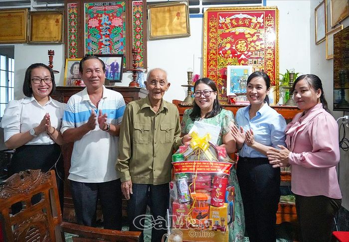 Ông Nguyễn Văn Mì, thương binh, tỷ lệ thương tật 21%, người hoạt động kháng chiến bị nhiễm chất độc hóa học (ngụ Phường Lý Văn Lâm),