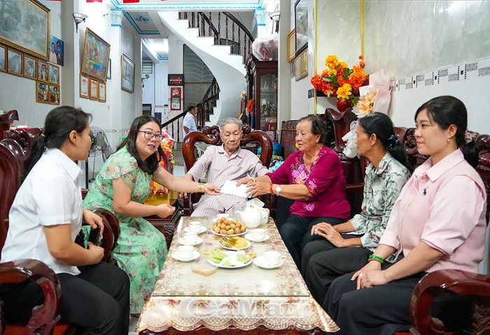 Đoàn công tác đến thăm và trao quà của tỉnh tặng ông Nguyễn Văn Ẩn, thương binh, tỷ lệ thương tật 31%, cán bộ hưu trí (ngụ Phường Lý Văn Lâm).