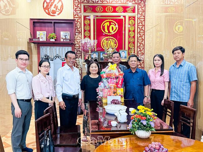 Đoàn công tác thăm, tặng quà gia đình ông Mai Chí Tính (con liệt sĩ) tại phường Láng Tròn.