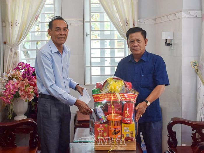  Phó Giám đốc Sở Nội vụ Nguyễn Minh Thất trao quà cho ông Nguyễn Văn Dẩu, thương binh (phường Hiệp Thành).