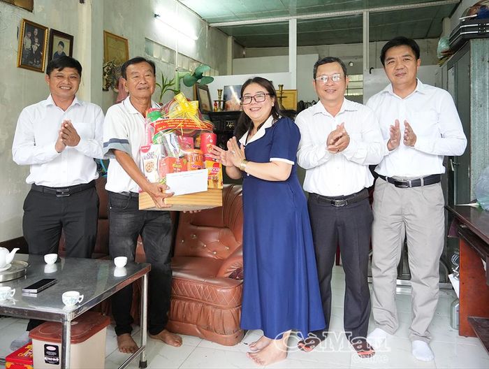 Đoàn công tác thăm, tặng quà ông Lê Minh Thăng, thương binh (tỷ lệ thương tật 28%), người hoạt động kháng chiến nhiễm chất độc hóa học (phường An Xuyên).