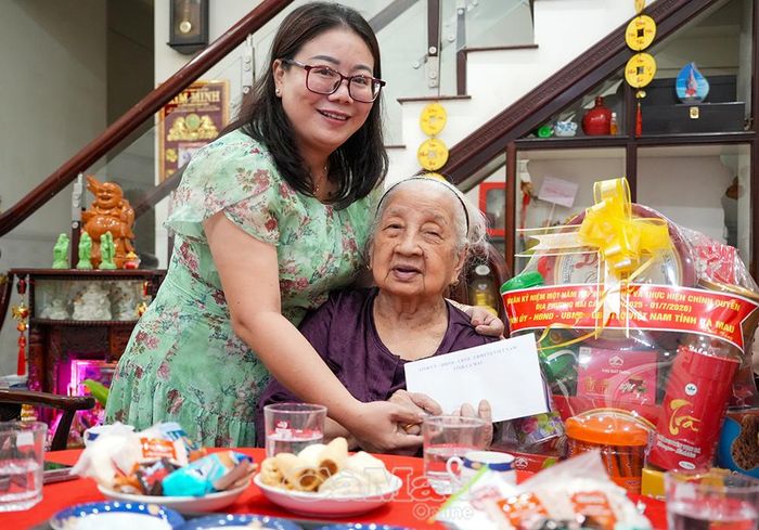 Phó Giám đốc Sở Nội vụ Trần Yến Hòa tặng quà cho bà Trần Thị Thường, thương binh, cựu tù chính trị (ngụ Phường Lý Văn Lâm).