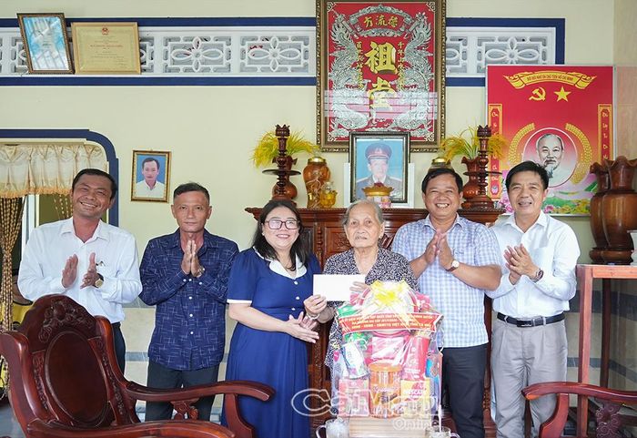 Đoàn trao tặng phần quà cho bà Lê Mỹ Xuân, thương binh 4/4, người hoạt động kháng chiến bị địch bắt tù đày (Xã Hồ Thị Kỷ).