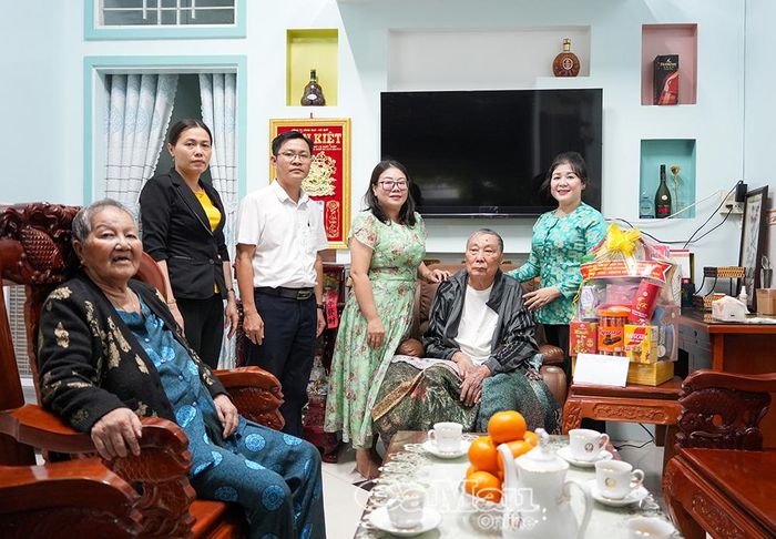 Đoàn công tác thăm hỏi sức khỏe, trao quà cho ông Quách Văn Rú, thương binh 2/4, cán bộ hưu trí (ngụ phường Tân Thành)