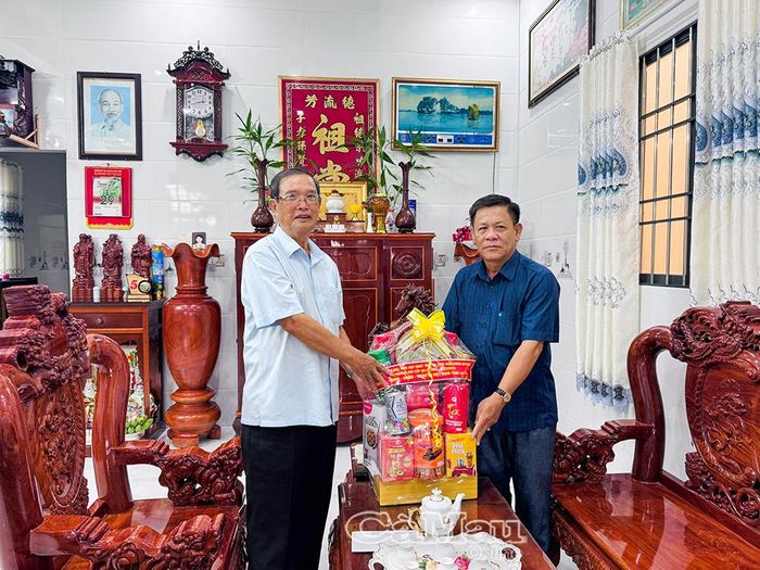 Phó Giám đốc Sở Nội vụ Nguyễn Minh Thất trao quà tri ân ông Dương Thanh Tuấn (phường Giá Rai), thương binh, cán bộ hưu trí, cựu chiến binh.