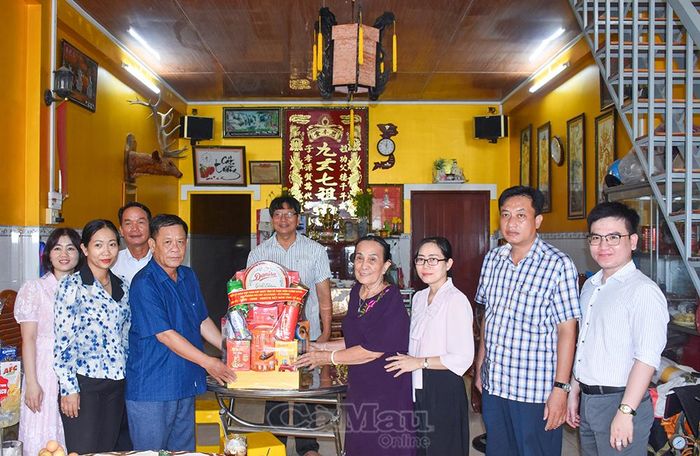 Đoàn công tác trao quà cho bà Triệu Việt Hoa (con liệt sĩ) tại phường Vĩnh Trạch.
