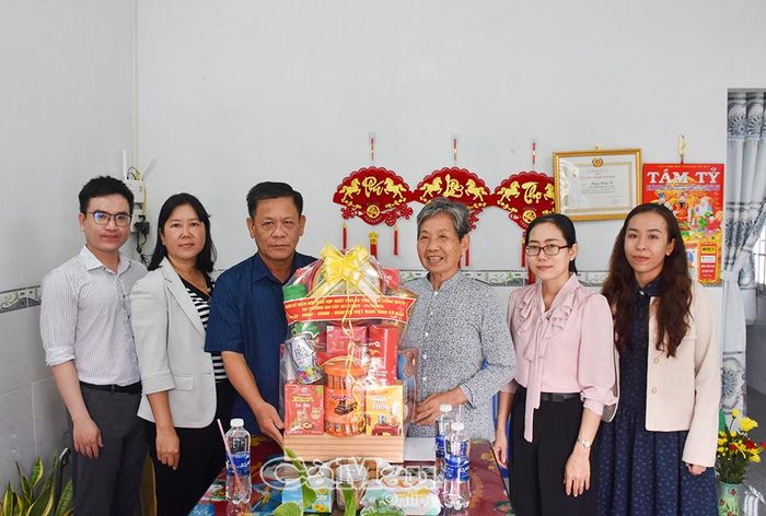 Phó Giám đốc Sở Nội vụ Nguyễn Minh Thất (thứ ba từ trái sang) trao quà của tỉnh tặng bà Phạm Hồng Sa, người hoạt động kháng chiến bị nhiễm chất độc hóa học (phường Bạc Liêu).
