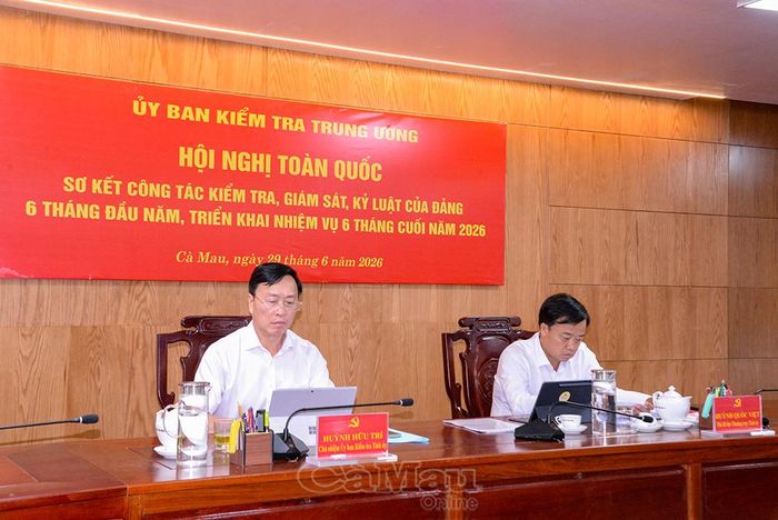  Đồng chí Huỳnh Quốc Việt, Phó Bí thư Thường trực Tỉnh ủy (bên phải) và đồng chí Huỳnh Hữu Trí, Ủy viên Ban Thường vụ Tỉnh ủy, Chủ nhiệm Ủy ban Kiểm tra Tỉnh ủy, chủ trì hội nghị tại điểm cầu tỉnh Cà Mau.