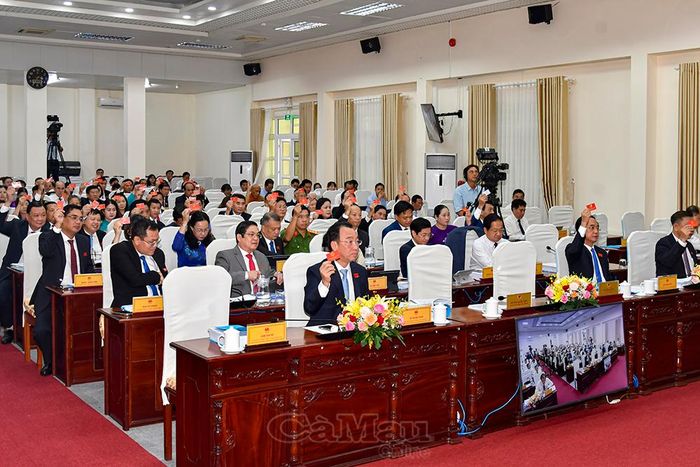 Đại biểu biểu quyết các nội dung theo chương trình Kỳ họp.