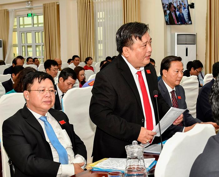 Đại biểu Nguyễn Hoàng Thoại, Chủ tịch Hội Nông dân tỉnh, chất vấn về công tác kêu gọi thu hút đầu tư và triển khai các dự án điện gió trên địa bàn tỉnh.