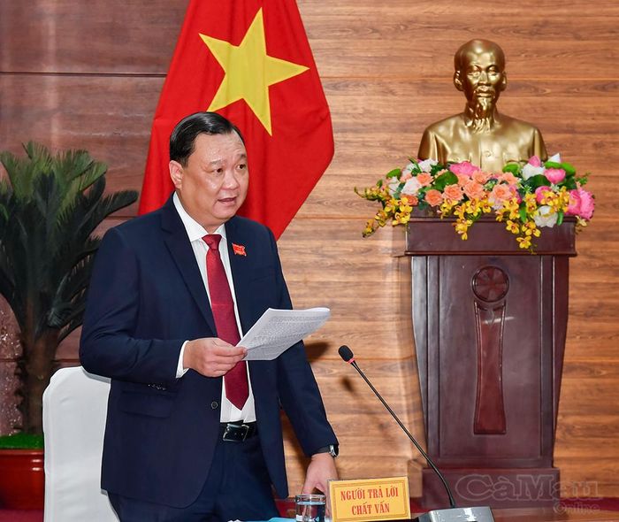  Ông Huỳnh Công Quân, Giám đốc Sở Tài chính, trả lời chất vấn về công tác thu hút đầu tư và triển khai các dự án điện gió trên địa bàn tỉnh.