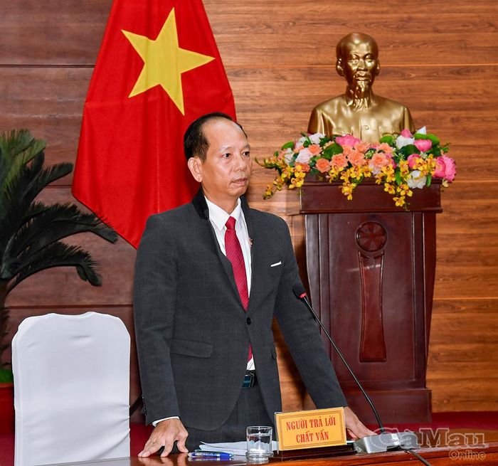 Ông Nguyễn Chí Thiện, Giám đốc Sở Công Thương, trả lời chất vấn về tình hình thực hiện mục tiêu tăng trưởng hai con số trên lĩnh vực công nghiệp, thương mại và dịch vụ.