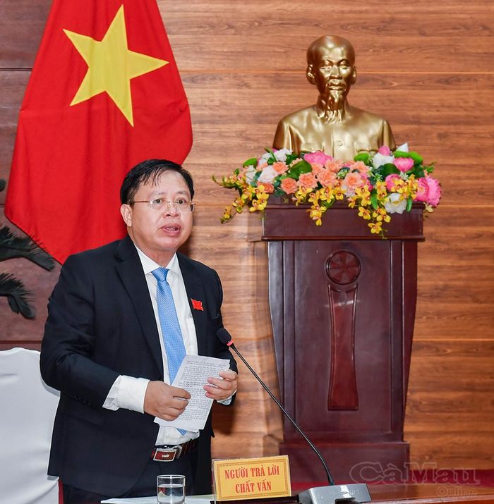 Ông Nguyễn Văn Nguyên, Giám đốc Sở Giáo dục và Đào tạo, trả lời chất vấn về tình hình sắp xếp trường, lớp, đội ngũ giáo viên sau khi thực hiện mô hình chính quyền địa phương 2cấp.