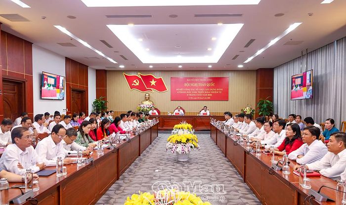 Đồng chí Nguyễn Hồ Hải, Ủy viên Ban Chấp hành Trung ương Đảng, Bí thư Tỉnh ủy, Trưởng Đoàn đại biểu Quốc hội tỉnh; đồng chí Phan Thanh Duy, Ủy viên Ban Thường vụ Tỉnh ủy, Trưởng ban Tổ chức Tỉnh ủy và đồng chí Nguyễn Minh Phụng, Phó Trưởng ban Thường trực Ban Tổ chức Tỉnh ủy, chủ trì hội nghị tại điểm cầu Cà Mau.