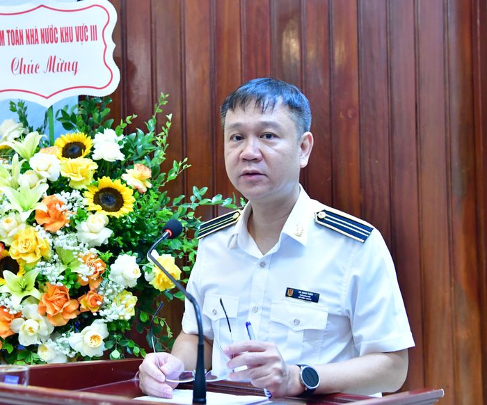 Phó Giám đốc Trường Hà Minh Tuấn báo cáo kết quả hoạt động trong 6 tháng đầu năm 2026. Ảnh: Nguyễn Ly
