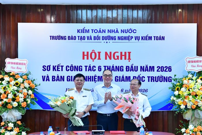 Phó Tổng Kiểm toán nhà nước Bùi Quốc Dũng tặng hoa chúc mừng tân Giám đốc Trường Đặng Thế Bình (bên phải) và tân Kiểm toán trưởng KTNN khu vực III Vương Nguyên Lượng (bên trái).