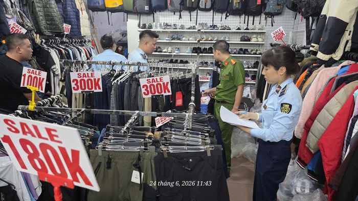 Lực lượng chức năng kiểm tra, tạm giữ hàng nghìn sản phẩm mang dấu hiệu giả mạo tại cơ sở kinh doanh thời trang trên địa bàn phường Hoàn Kiếm
