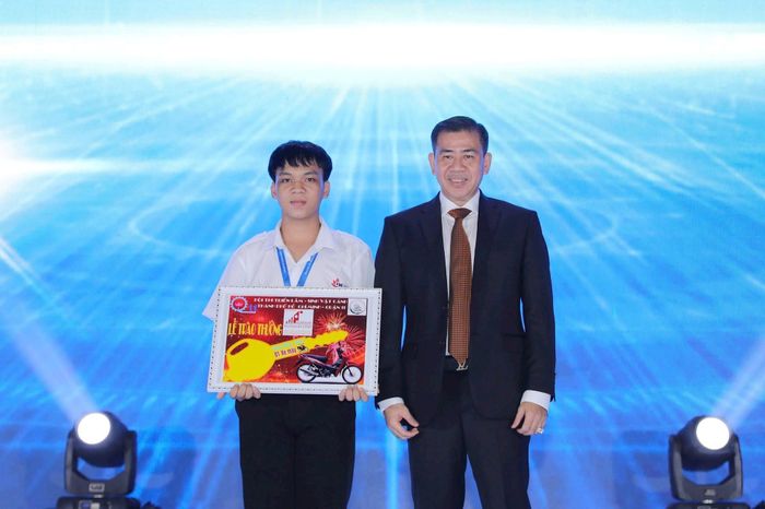 PGS,TS Phan Hồng Hải tiếp tục được tín nhiệm bổ nhiệm giữ chức vụ Hiệu trưởng Trường Đại học Công nghiệp TP. Hồ Chí Minh. Trong ảnh, PGS,TS Phan Hồng Hải (phải) tặng quà cho tân sinh viên của IUH tại lễ khai giảng.