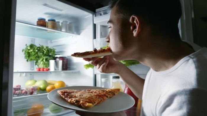 Ăn đêm ảnh hưởng trực tiếp đến giấc ngủ và chất lượng sống. Ảnh minh họa.