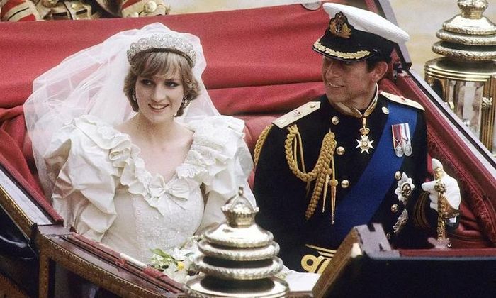 Khoảnh khắc lễ cưới năm 1981, Vua Charles và Công nương Diana, người đang đội vương miện Spencer - Ảnh: Corbis.