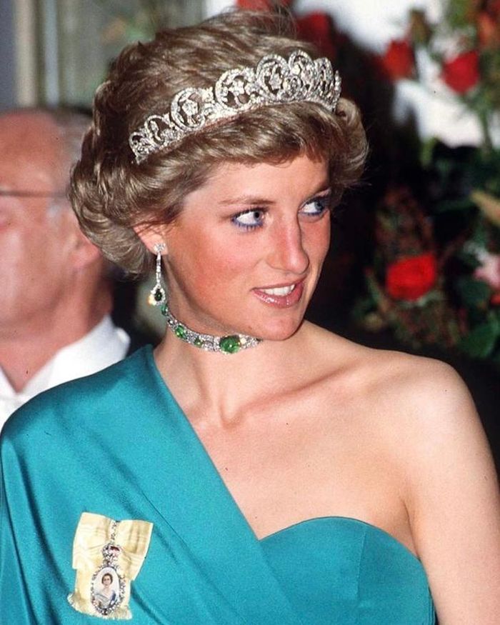 Công nương Diana tại một bữa tiệc ở Claridges, đội vương miện kim cương Spencer. Ảnh: Corbis.