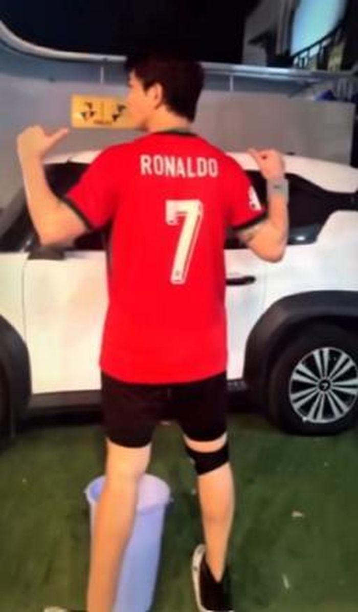 Tim gây tranh cãi với màn thể hiện tình yêu dành cho Cristiano Ronaldo. (Ảnh: chụp màn hình).