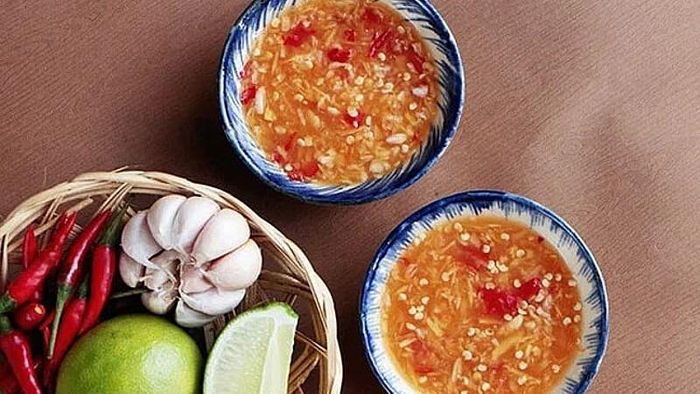 Nếu nước mắm quá loãng, tỏi ớt sẽ chìm. Ảnh minh họa.