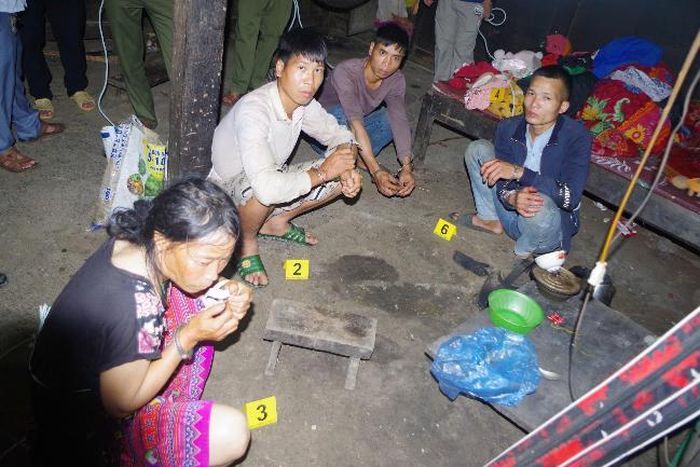 Một số hình ảnh lực lượng chức năng xác định lại hiện trường vụ việc: đối tượng Giàng Thị Ly, Tòng Văn Đức (áo màu trắng), Lò Văn Thịnh (áo màu nâu) và Lường Văn Diêm (áo màu xanh). Ảnh: CACC.