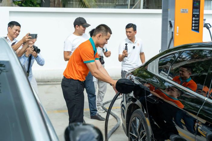 Ngay trước mắt, xe cá nhân và dịch vụ của BYD có thể chia sẻ trạm sạc với xe bus, xe dịch vụ Phương Trang trong hệ thống trạm sạc thuộc hệ sinh thái FUTA/KIM LONG