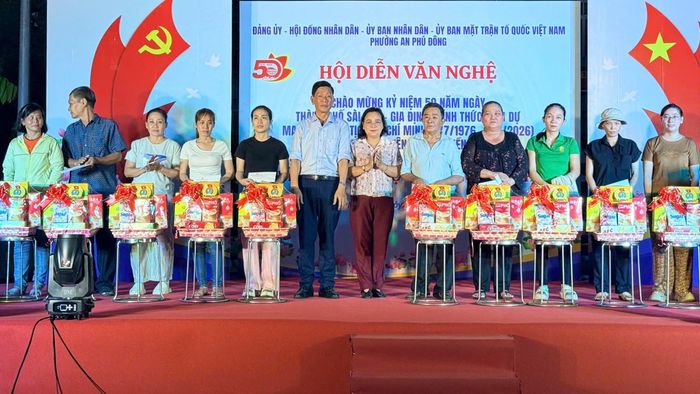 Phường An Phú Đông tặng quà công nhân, người lao động khó khăn 
