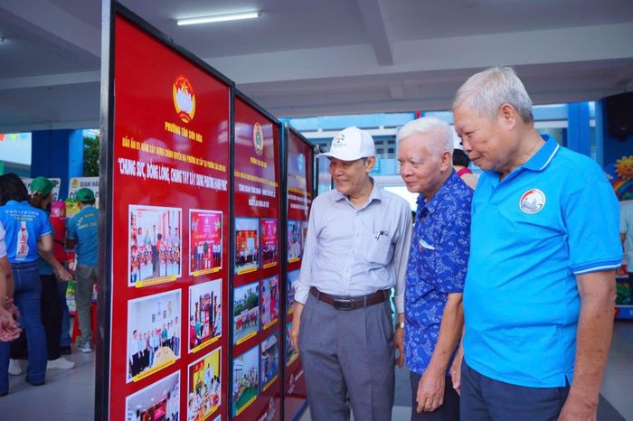 Nhân dân phường Tân Sơn Hòa tham quan triển lãm ảnh Kỷ niệm 50 năm Thành phố Sài Gòn - Gia Định tự hào mang tên Bác